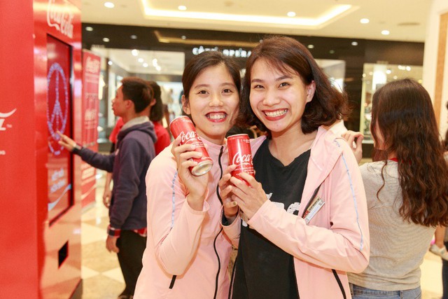 Giới trẻ đứng ngồi không yên với mẫu lon đặc biệt vừa ra mắt của Coca-Cola - Ảnh 3.