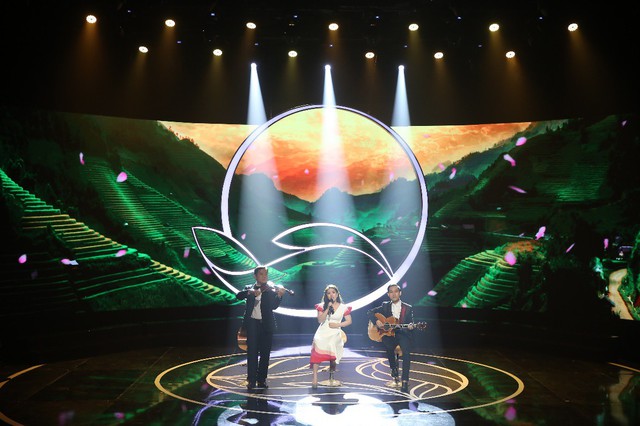 Văn Mai Hương hóa nàng thơ với áo dài trắng tinh khôi trên sân khấu Gala “Cặp lá yêu thương – Tết An Bình” - Ảnh 5.