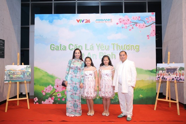Văn Mai Hương hóa nàng thơ với áo dài trắng tinh khôi trên sân khấu Gala “Cặp lá yêu thương – Tết An Bình” - Ảnh 9.