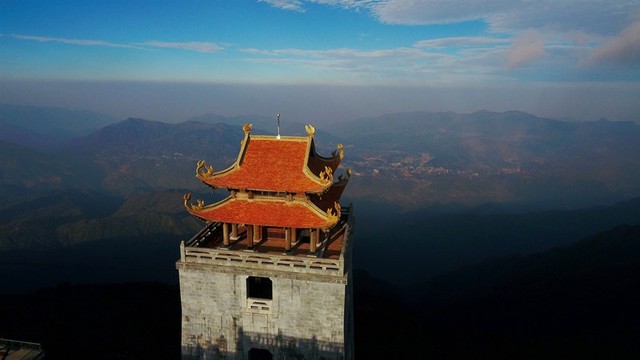 Ngắm dáng chùa Việt ẩn trong dáng núi, đẹp kỳ ảo giữa chốn mây bồng Fansipan - Ảnh 2.