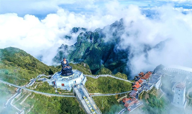 Ngắm dáng chùa Việt ẩn trong dáng núi, đẹp kỳ ảo giữa chốn mây bồng Fansipan - Ảnh 3.