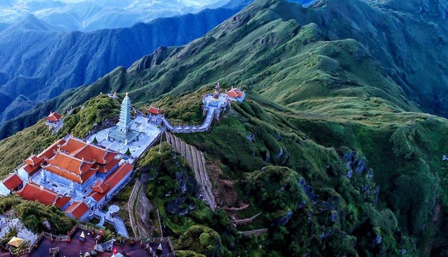 Ngắm dáng chùa Việt ẩn trong dáng núi, đẹp kỳ ảo giữa chốn mây bồng Fansipan - Ảnh 5.