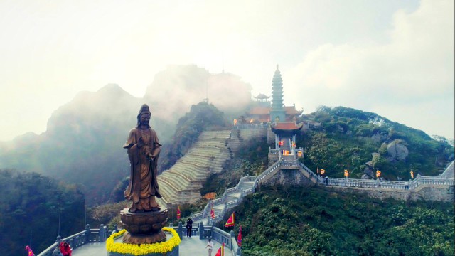 Ngắm dáng chùa Việt ẩn trong dáng núi, đẹp kỳ ảo giữa chốn mây bồng Fansipan - Ảnh 9.