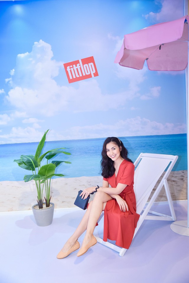 Tăng Thanh Hà, Mâu Thủy, Miu Lê “đụng hàng” giày đế bệt, so kè nhan sắc tại sự kiện khai trương cửa hàng mới của FitFlop - Ảnh 2.