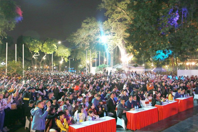 Noo Phước Thịnh bùng nổ cùng hàng ngàn khán giả ở phố đi bộ Hồ Gươm - Ảnh 4.
