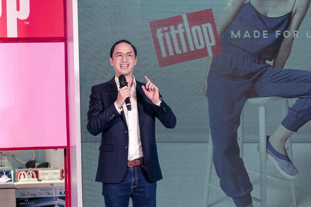 Tăng Thanh Hà, Mâu Thủy, Miu Lê “đụng hàng” giày đế bệt, so kè nhan sắc tại sự kiện khai trương cửa hàng mới của FitFlop - Ảnh 3.