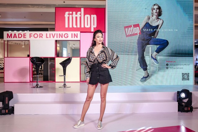 Tăng Thanh Hà, Mâu Thủy, Miu Lê “đụng hàng” giày đế bệt, so kè nhan sắc tại sự kiện khai trương cửa hàng mới của FitFlop - Ảnh 6.
