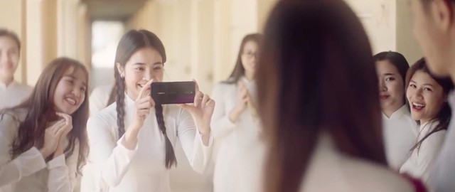 Chưa chính thức ra mắt, OPPO F11 Pro đã bất ngờ xuất hiện trong MV top trend mới nhất của Hương Giang - Ảnh 3.