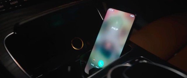 Sự thật về chiếc smartphone tràn viền siêu quyến rũ trong MV triệu view mới nhất của Hương Giang - Ảnh 4.