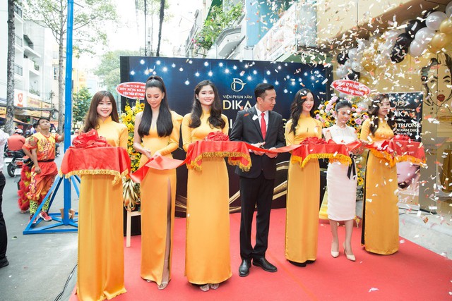 Hoa hậu Tiểu Vy ngời ngời khí chất dự khai trương viện phun xăm thẩm mỹ - Ảnh 2.