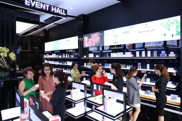 Hoa Anh Đào khai trương cửa hàng mỹ phẩm tại đường Hai Bà Trưng - Ảnh 4.