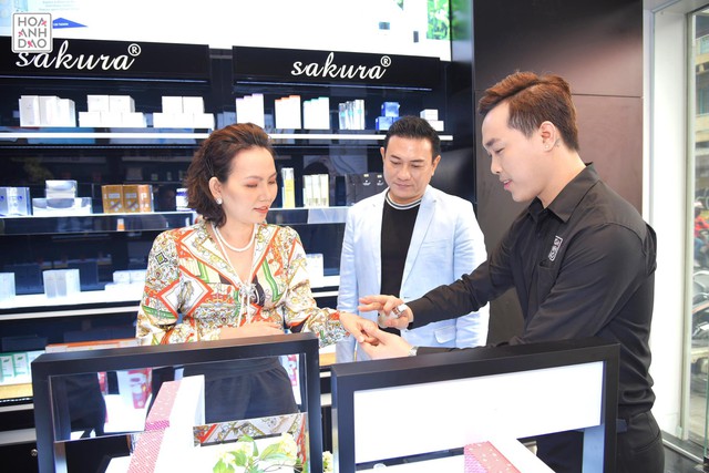 Hoa Anh Đào khai trương cửa hàng mỹ phẩm tại đường Hai Bà Trưng - Ảnh 7.