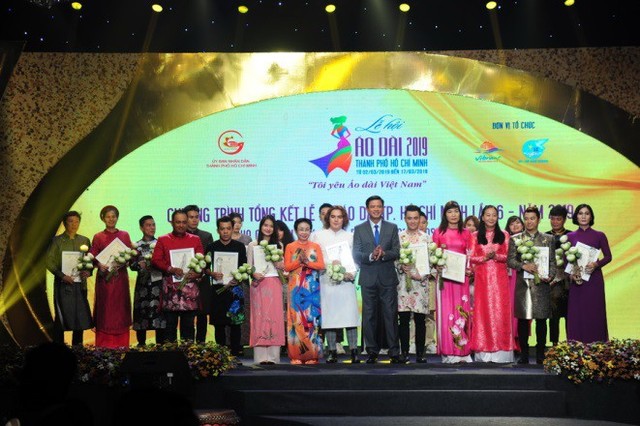 H’Hen Niê cùng nhiều sao Việt tỏa sáng trong đêm gala tổng kết Lễ hội Áo dài 2019 - Ảnh 2.