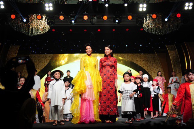 H’Hen Niê cùng nhiều sao Việt tỏa sáng trong đêm gala tổng kết Lễ hội Áo dài 2019 - Ảnh 7.