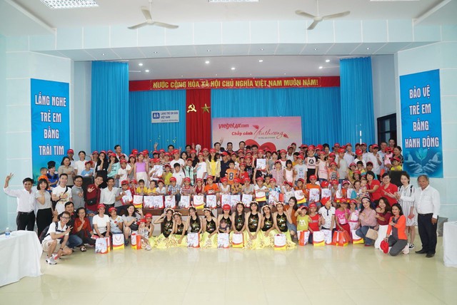 Vietjet mang yêu thương đến làng trẻ em SOS Đà Nẵng - Ảnh 2.
