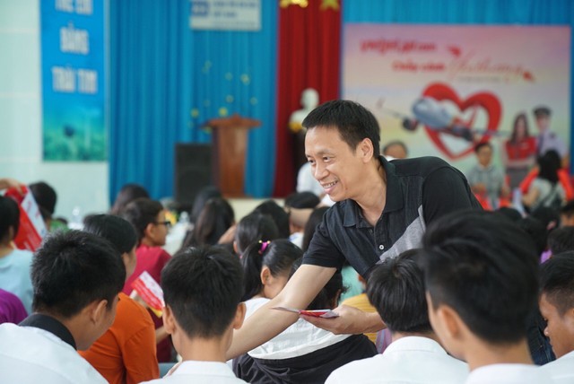 Vietjet mang yêu thương đến làng trẻ em SOS Đà Nẵng - Ảnh 3.