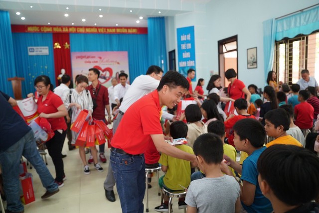 Vietjet mang yêu thương đến làng trẻ em SOS Đà Nẵng - Ảnh 4.
