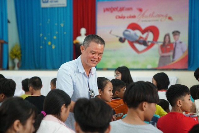 Vietjet mang yêu thương đến làng trẻ em SOS Đà Nẵng - Ảnh 6.