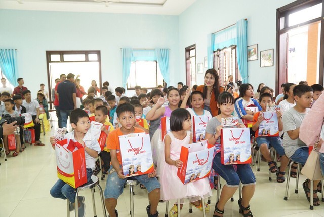 Vietjet mang yêu thương đến làng trẻ em SOS Đà Nẵng - Ảnh 7.