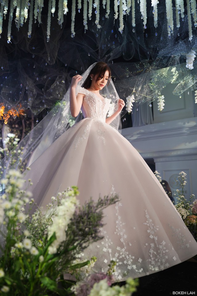 Cận cảnh chiếc v&aacute;y Lọ Lem của n&agrave;ng tiểu thư nổi tiếng từng được b&aacute;o Mỹ điểm t&ecirc;n - Ảnh 10.