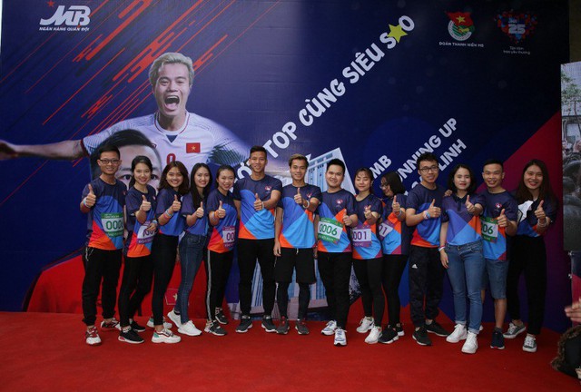 Hơn 800 MBers tham gia giải chạy “MB Running Up 2019” cùng Quế Ngọc Hải và Văn Toàn - Ảnh 1.