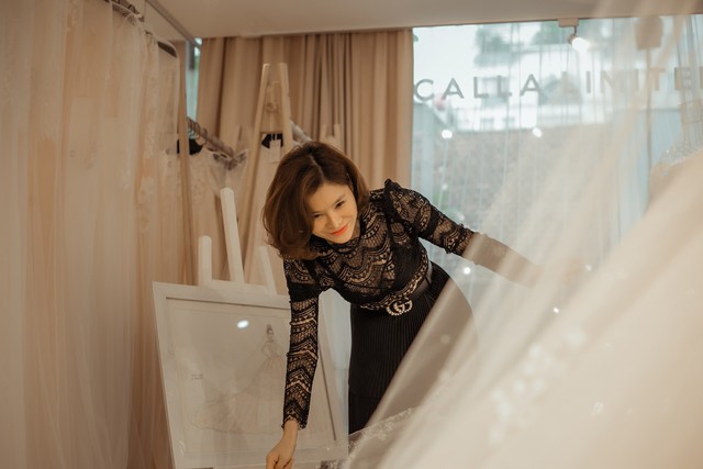 Cận cảnh chiếc v&aacute;y Lọ Lem của n&agrave;ng tiểu thư nổi tiếng từng được b&aacute;o Mỹ điểm t&ecirc;n - Ảnh 7.