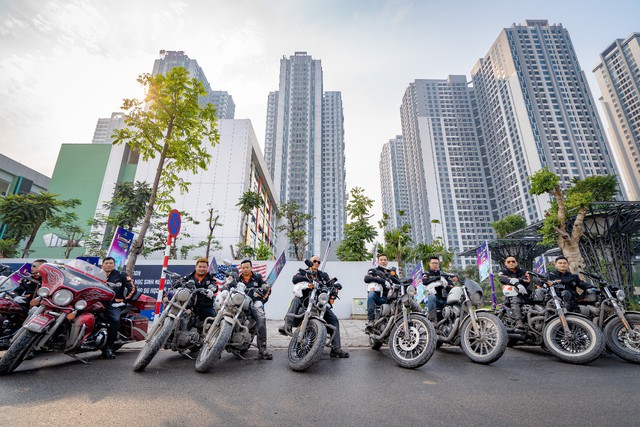 Ngắm dàn xế khủng Harley-Davidson cùng soái ca cool ngầu ngay trung tâm Hà Nội - Ảnh 1.