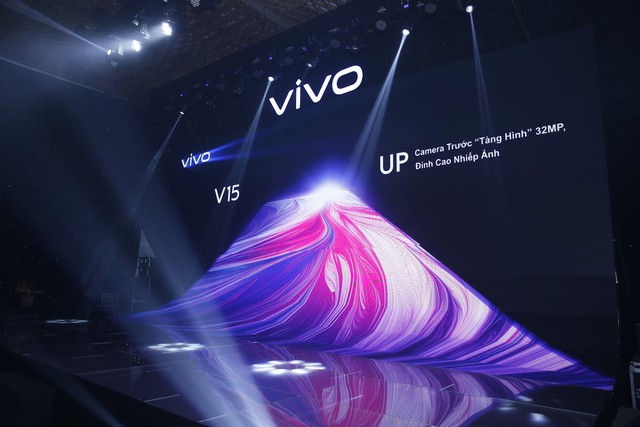 Quang Hải bất ngờ xuất hiện tại sự kiện ra mắt smartphone camera ẩn Vivo V15 - Ảnh 1.