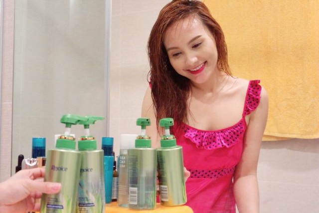 Muốn t&oacute;c hết bết dầu m&ugrave;a nắng n&oacute;ng, học ngay Kaity Nguyễn, Bảo Thanh Let&rsquo;s Play Make Up với bảo bối sau! - Ảnh 7.
