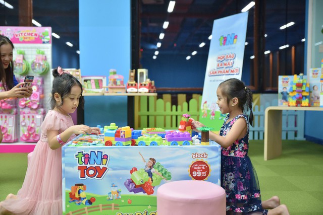 Hai con của Lý Hải, Minh Hà háo hức chơi đồ chơi khi tham dự sự kiện - Ảnh 4.