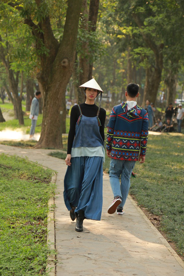 Văn hóa thổ cẩm xuất hiện tại Tuần lễ thời trang Việt Nam Thu Đông 2019 - Ảnh 6.
