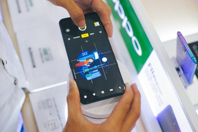 Khách hàng thích thú trải nghiệm smartphone toàn màn hình F11 Pro ngay trước giờ ra mắt - Ảnh 13.