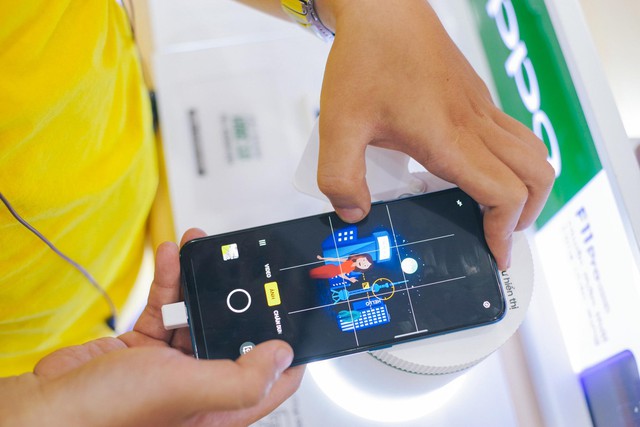 Khách hàng thích thú trải nghiệm smartphone toàn màn hình F11 Pro ngay trước giờ ra mắt - Ảnh 7.
