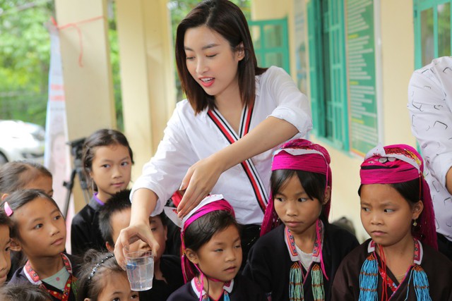 Những hình ảnh đẹp của Đỗ Mỹ Linh trong chương trình đưa nước sạch đến với 1.000 trường học vùng khó - Ảnh 2.