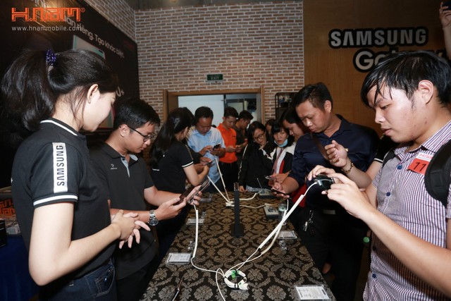 Offline trải nghiệm cùng Hnam Mobile: Bùng nổ 200 đơn đặt hàng ngay sau khi chạm tay vào Samsung Galaxy S10 - Ảnh 4.