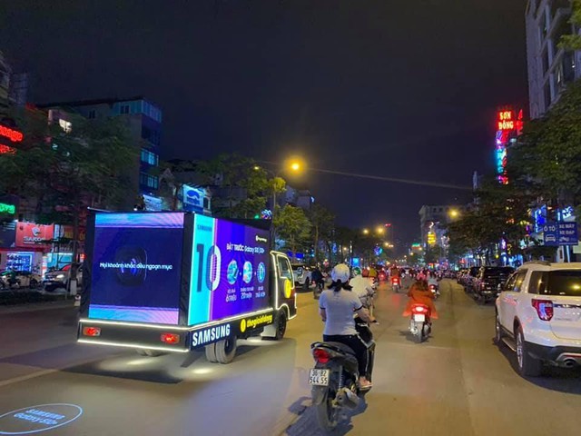 Thế Giới Di Động độ xe, chở Galaxy S10/S10+ diễu phố khắp Sài Gòn, Hà Nội - Ảnh 2.