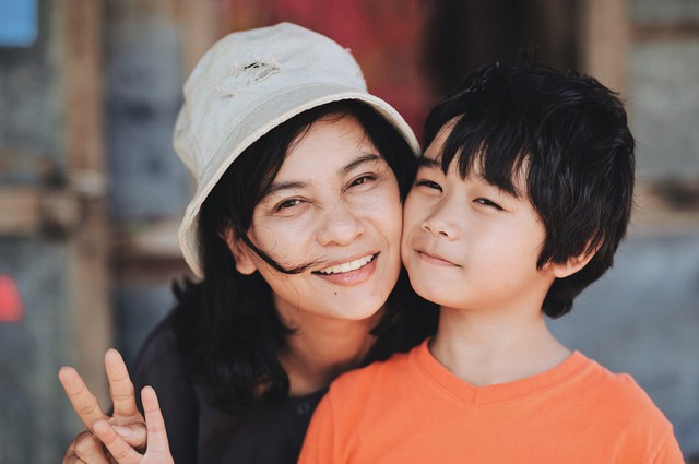 Hạnh ph&uacute;c của mẹ: Đẫm nước mắt song vẫn tr&agrave;n ngập m&agrave;u sắc lạc quan - Ảnh 2.