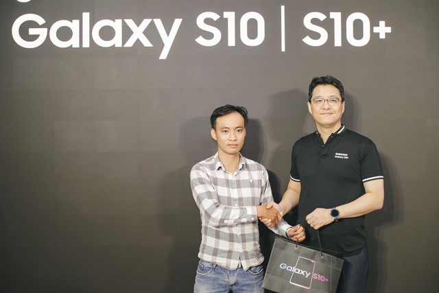 Ngay ngày mở bán, Galaxy S10 đã trở thành chiếc điện thoại bán chạy nhất trong lịch sử 10 năm Galaxy S tại Việt Nam - Ảnh 1.