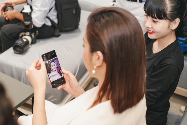 Ngay ngày mở bán, Galaxy S10 đã trở thành chiếc điện thoại bán chạy nhất trong lịch sử 10 năm Galaxy S tại Việt Nam - Ảnh 3.
