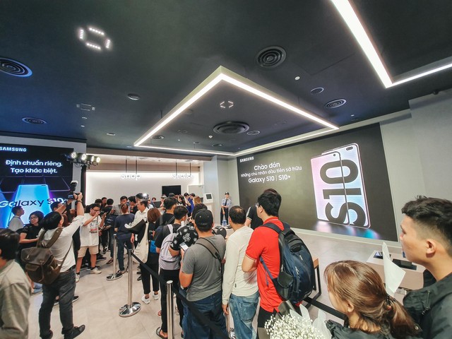 Ngay ngày mở bán, Galaxy S10 đã trở thành chiếc điện thoại bán chạy nhất trong lịch sử 10 năm Galaxy S tại Việt Nam - Ảnh 5.