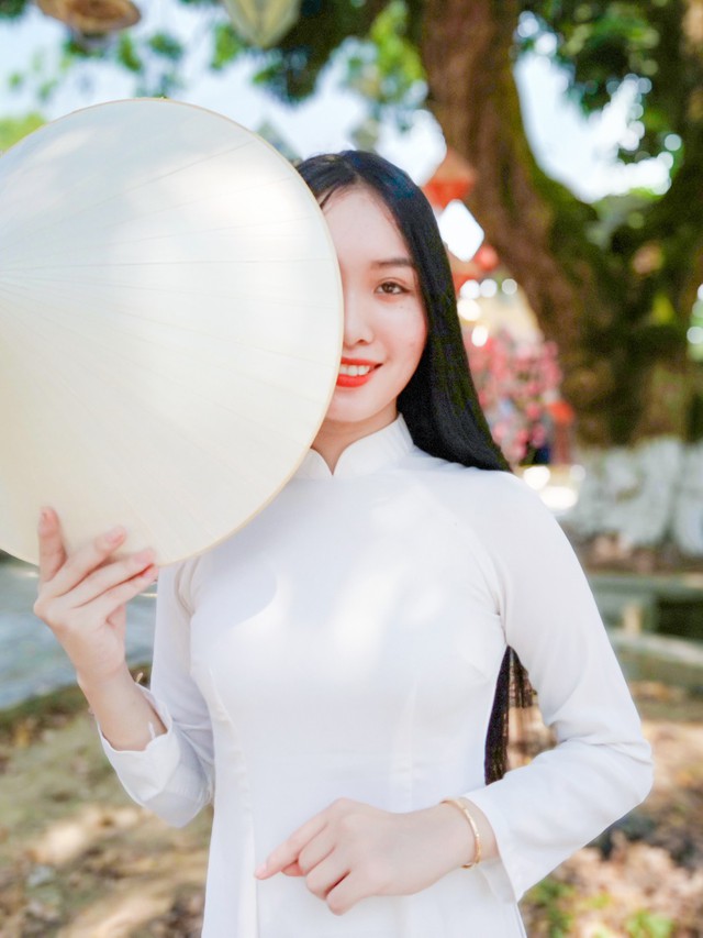 Say đắm n&eacute;t đẹp ch&acirc;n dung thiếu nữ Huế với &aacute;o d&agrave;i qua lăng k&iacute;nh OPPO F11 Pro - Ảnh 1.