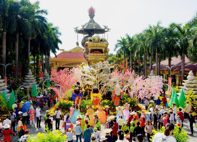 M&ugrave;ng 10 th&aacute;ng ba: Suối Ti&ecirc;n ưu đ&atilde;i gi&aacute; v&eacute; mạnh d&agrave;nh cho du kh&aacute;ch - Ảnh 6.