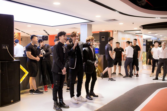 Monstar &ldquo;quẩy&rdquo; hết m&igrave;nh c&ugrave;ng c&aacute;c Moonee trong buổi họp fan-meeting tại Fit24 Chương Dương Độ - Ảnh 2.
