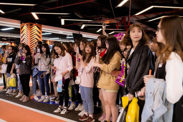 Monstar &ldquo;quẩy&rdquo; hết m&igrave;nh c&ugrave;ng c&aacute;c Moonee trong buổi họp fan-meeting tại Fit24 Chương Dương Độ - Ảnh 3.