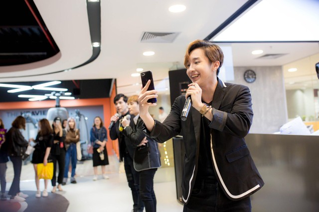 Monstar &ldquo;quẩy&rdquo; hết m&igrave;nh c&ugrave;ng c&aacute;c Moonee trong buổi họp fan-meeting tại Fit24 Chương Dương Độ - Ảnh 4.