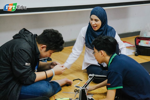 Học sinh FPT tự tay làm thí nghiệm khoa học với trường dạy dầu khí hàng đầu Malaysia - Ảnh 8.