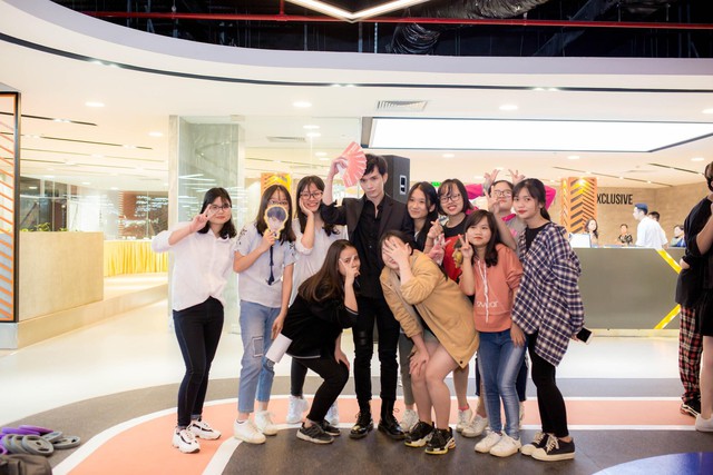 Monstar &ldquo;quẩy&rdquo; hết m&igrave;nh c&ugrave;ng c&aacute;c Moonee trong buổi họp fan-meeting tại Fit24 Chương Dương Độ - Ảnh 9.
