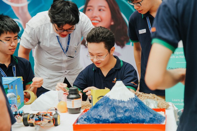 Học sinh FPT tự tay làm thí nghiệm khoa học với trường dạy dầu khí hàng đầu Malaysia - Ảnh 10.