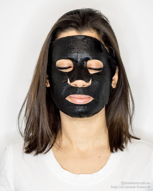 Timeless Truth Mask Black Charcoal: Thêm một loại mặt nạ Đài Loan xịn sò cho chị em chăm da láng mịn chơi hè - Ảnh 2.