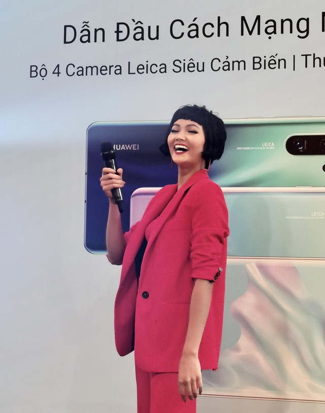 Cùng “Zoom 50x” Hoa hậu HHen Niê tại lễ mở bán P30 Series - Ảnh 3. Cùng “Zoom 50x” Hoa hậu HHen Niê tại lễ mở bán P30 Series - Ảnh 3.